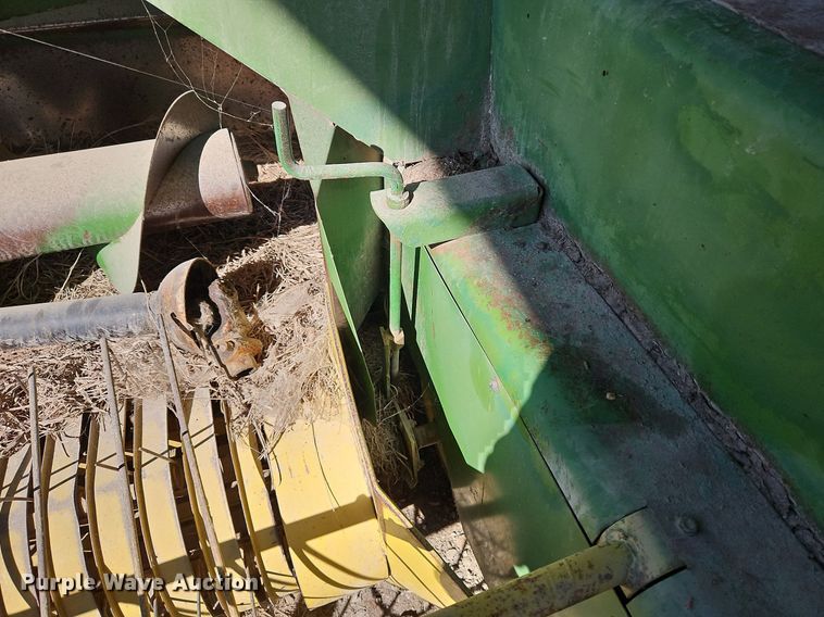 image for item LM9226 John Deere 346  small square baler