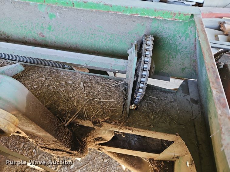 image for item LM9226 John Deere 346  small square baler