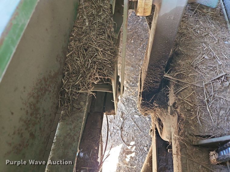 image for item LM9226 John Deere 346  small square baler