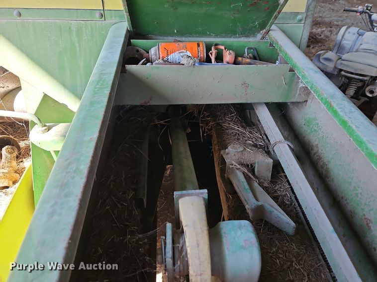 image for item LM9226 John Deere 346  small square baler