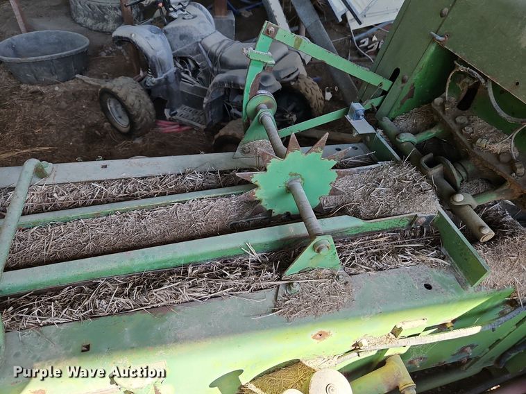 image for item LM9226 John Deere 346  small square baler
