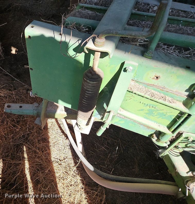 image for item LM9226 John Deere 346  small square baler