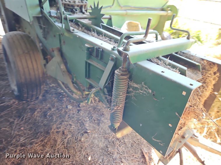 image for item LM9226 John Deere 346  small square baler