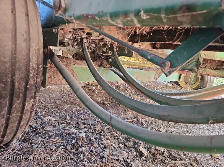 image for item LM9226 John Deere 346  small square baler