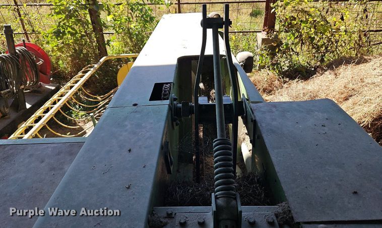 image for item LM9226 John Deere 346  small square baler