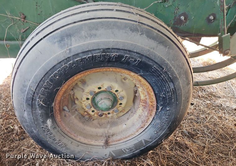 image for item LM9226 John Deere 346  small square baler