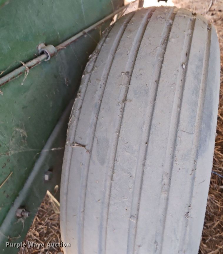 image for item LM9226 John Deere 346  small square baler