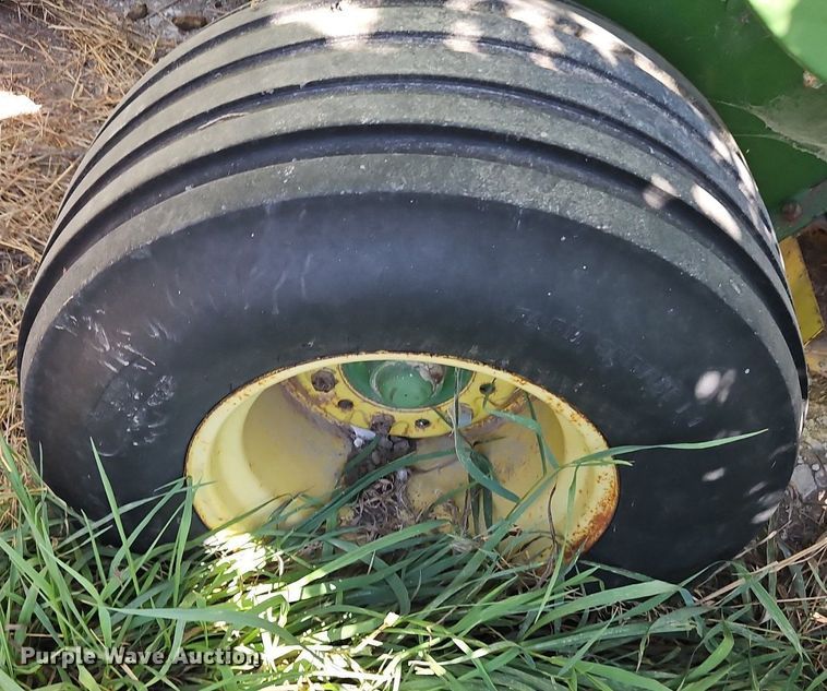 image for item LM9226 John Deere 346  small square baler