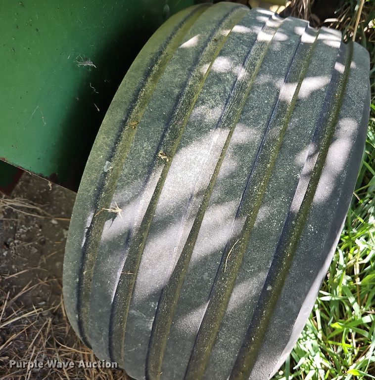 image for item LM9226 John Deere 346  small square baler