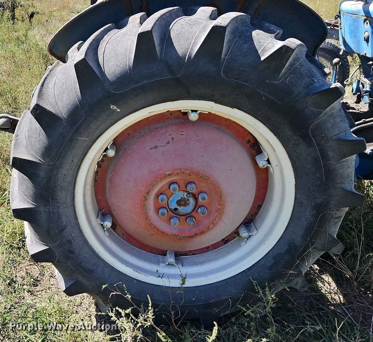 image for item LM9231 Ford 2000  tractor