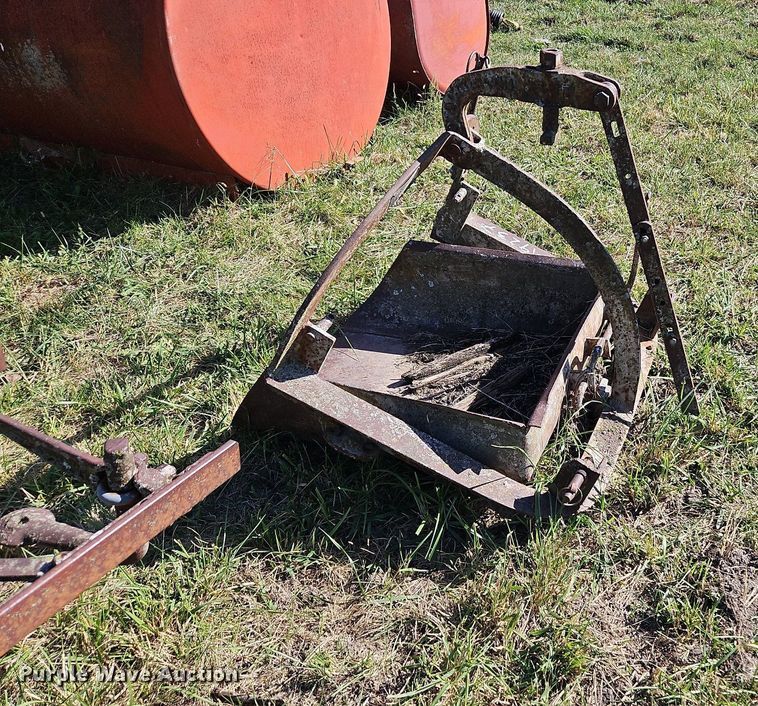 image for item LM9237 (3) three point scoops