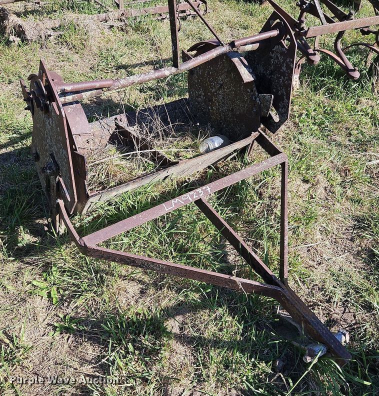 image for item LM9237 (3) three point scoops