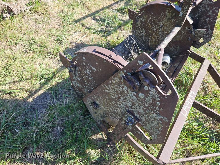 image for item LM9237 (3) three point scoops