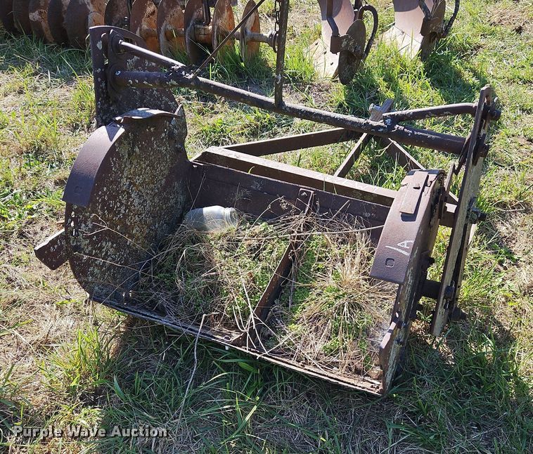 image for item LM9237 (3) three point scoops