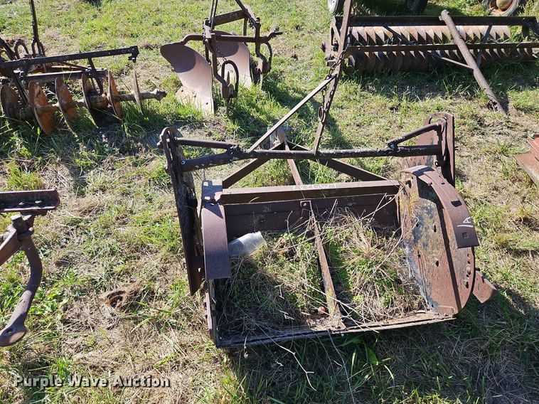 image for item LM9237 (3) three point scoops