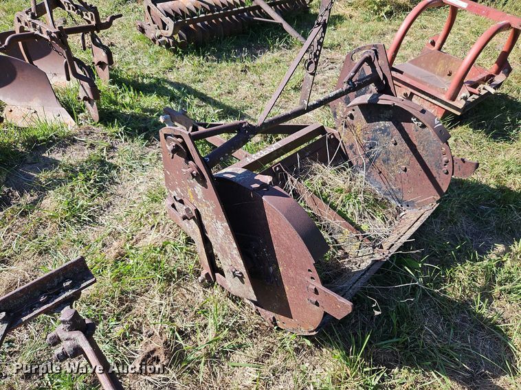 image for item LM9237 (3) three point scoops