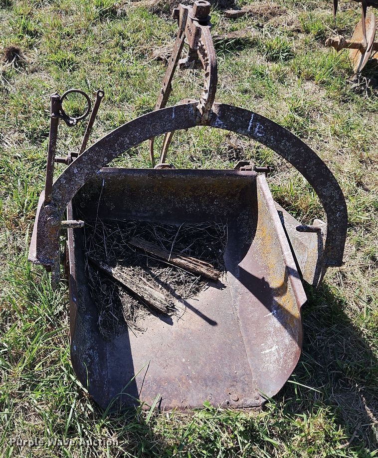 image for item LM9237 (3) three point scoops