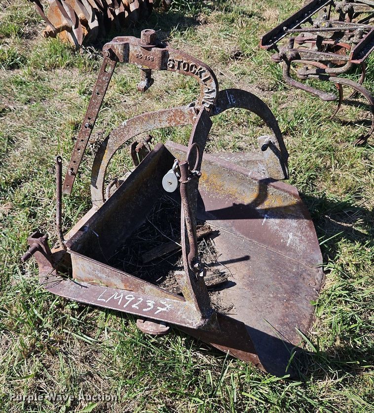 image for item LM9237 (3) three point scoops