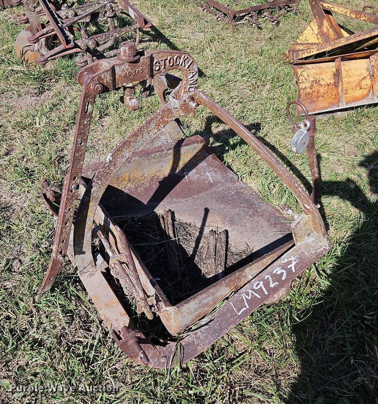 image for item LM9237 (3) three point scoops