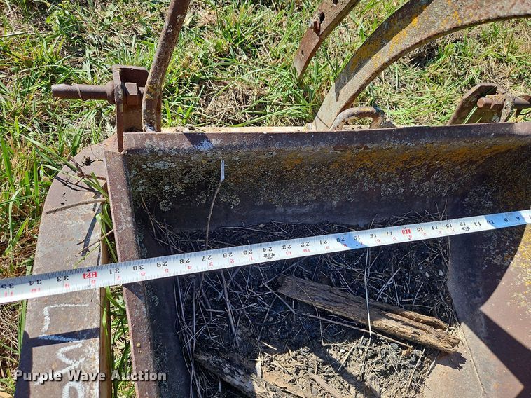 image for item LM9237 (3) three point scoops