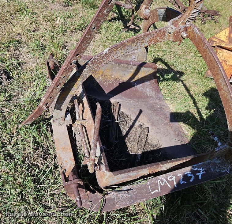 image for item LM9237 (3) three point scoops