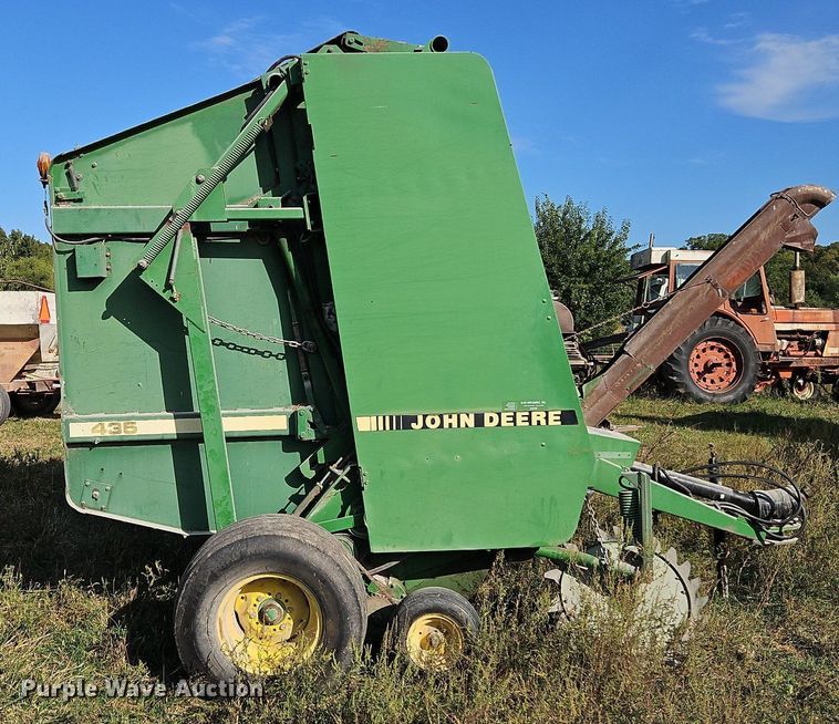 image for item LM9265 1995 John Deere 435  round baler