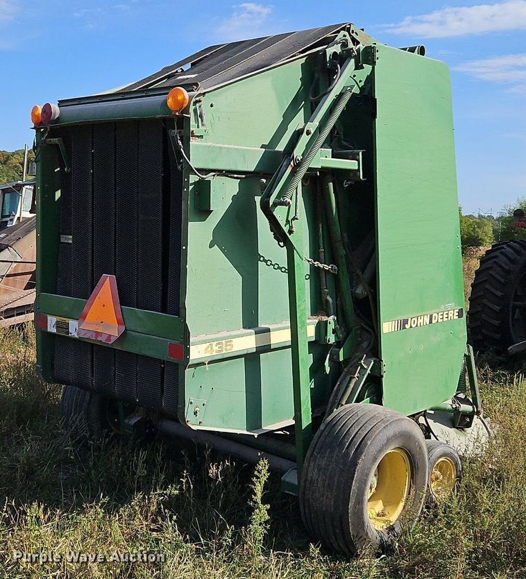 image for item LM9265 1995 John Deere 435  round baler
