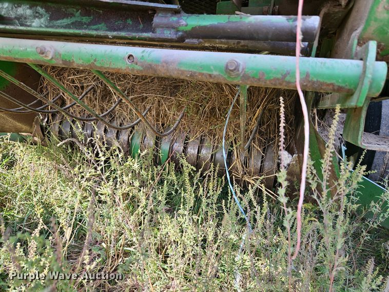 image for item LM9265 1995 John Deere 435  round baler