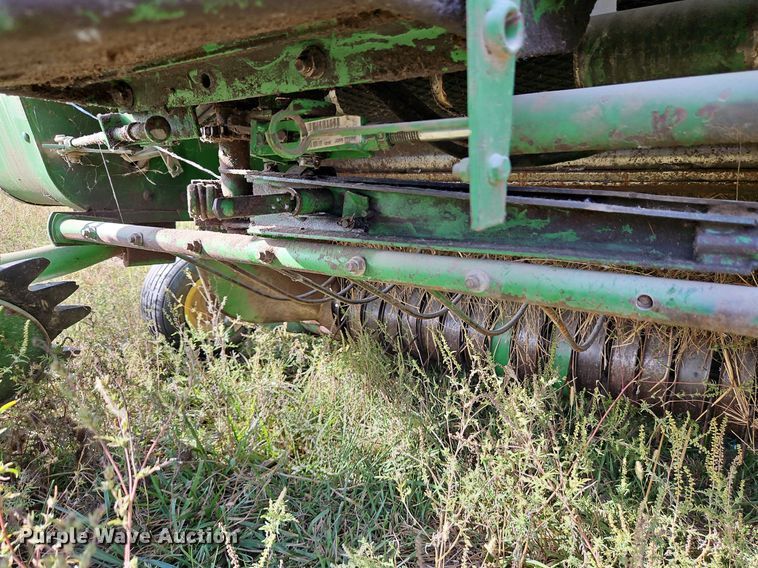image for item LM9265 1995 John Deere 435  round baler