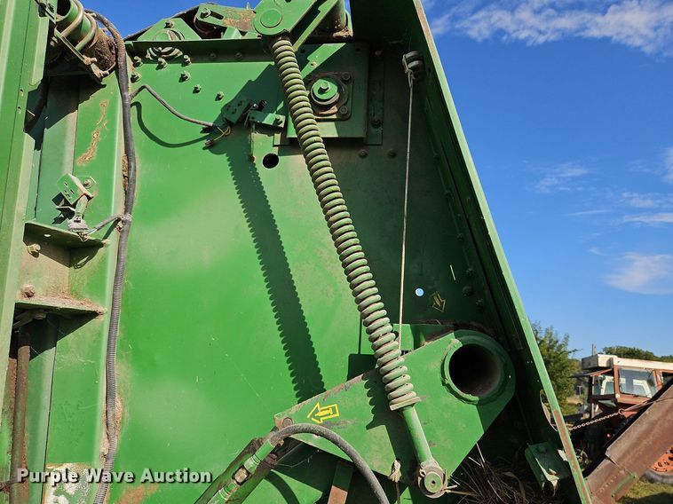 image for item LM9265 1995 John Deere 435  round baler