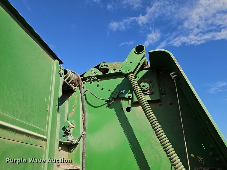 image for item LM9265 1995 John Deere 435  round baler