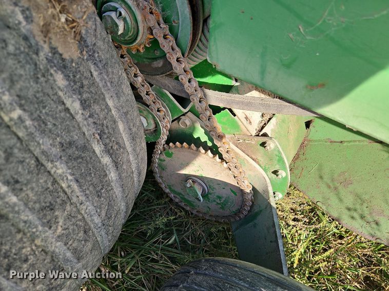 image for item LM9265 1995 John Deere 435  round baler