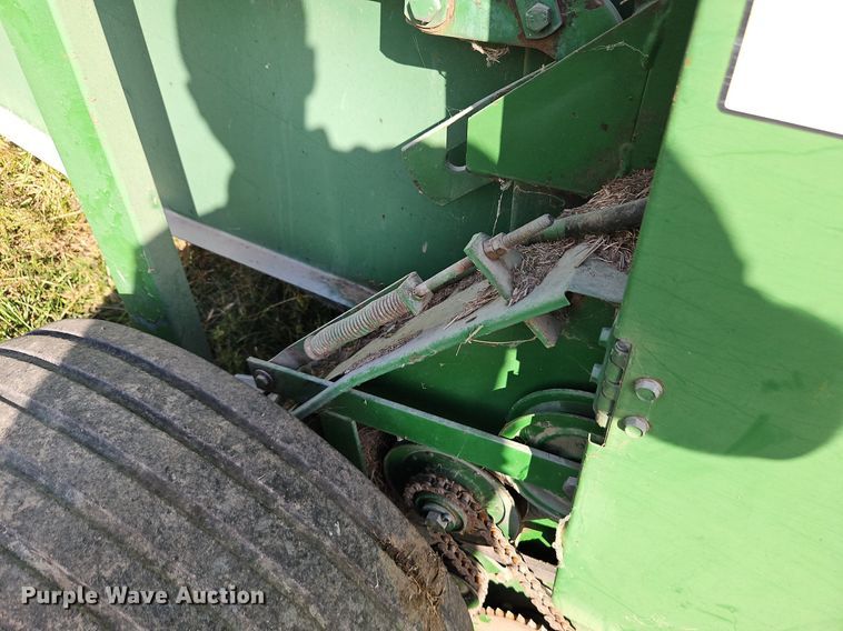 image for item LM9265 1995 John Deere 435  round baler