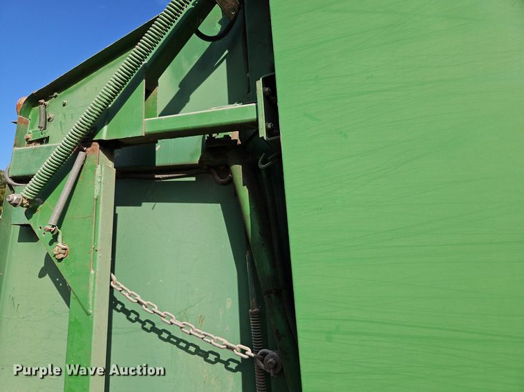 image for item LM9265 1995 John Deere 435  round baler