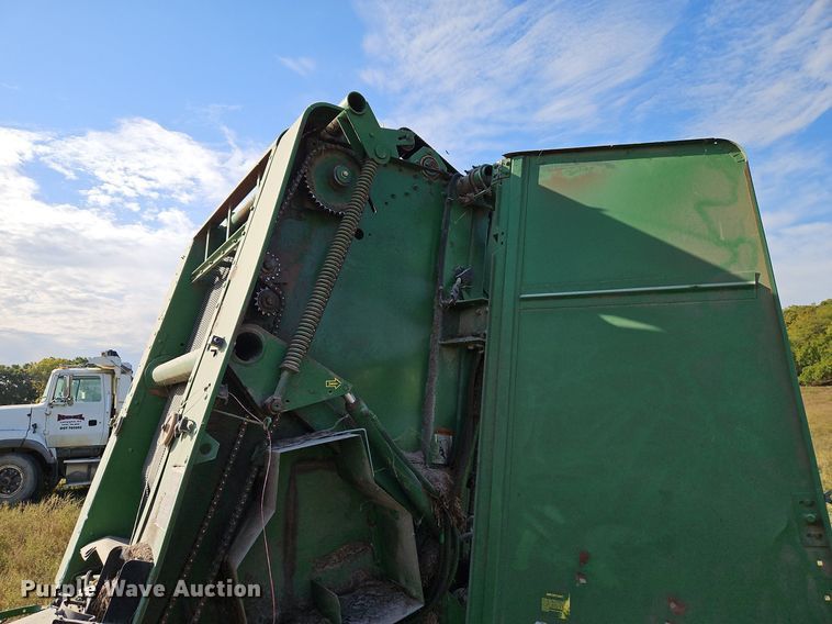 image for item LM9265 1995 John Deere 435  round baler