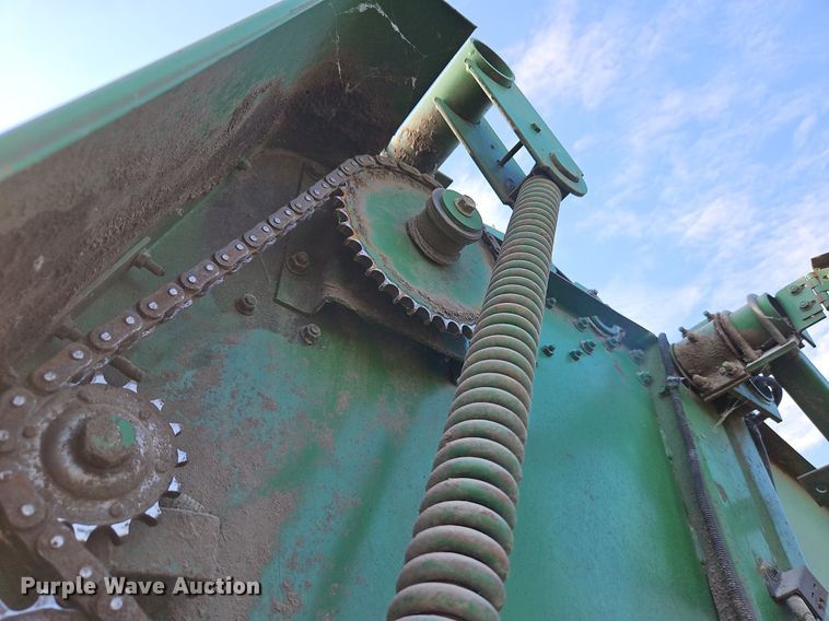image for item LM9265 1995 John Deere 435  round baler