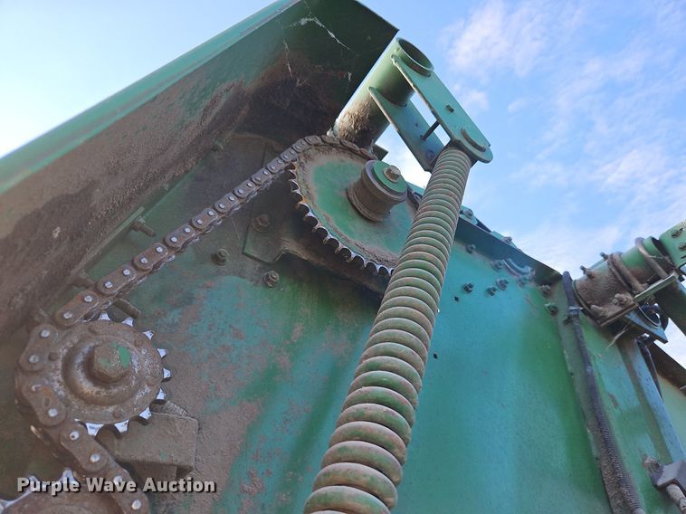 image for item LM9265 1995 John Deere 435  round baler