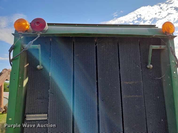 image for item LM9265 1995 John Deere 435  round baler