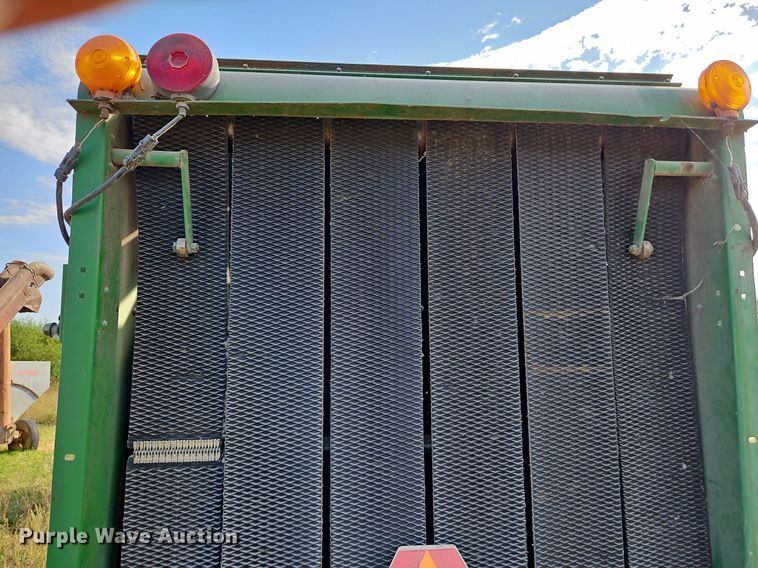 image for item LM9265 1995 John Deere 435  round baler