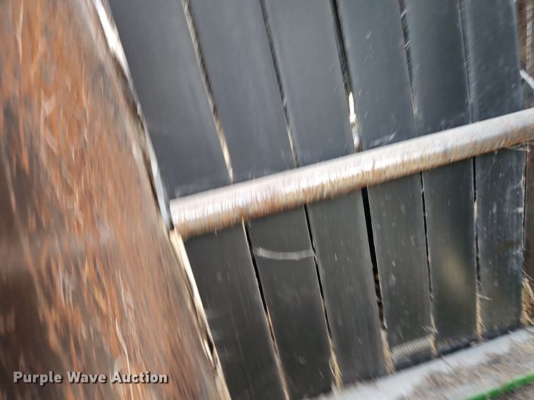 image for item LM9265 1995 John Deere 435  round baler