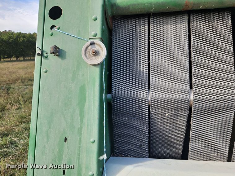 image for item LM9265 1995 John Deere 435  round baler