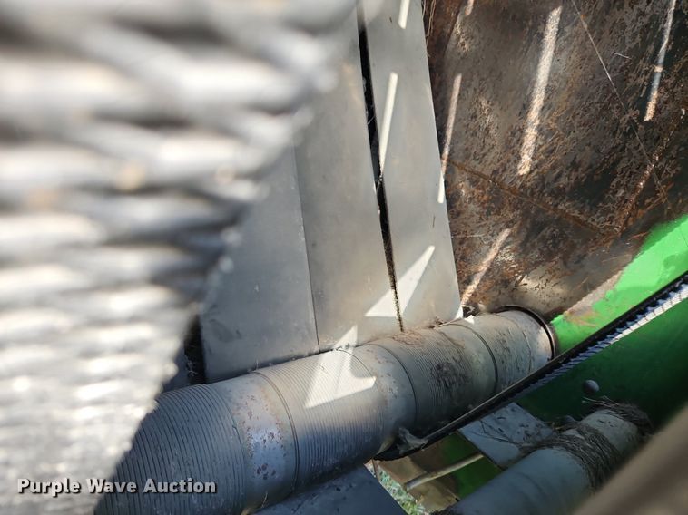 image for item LM9265 1995 John Deere 435  round baler