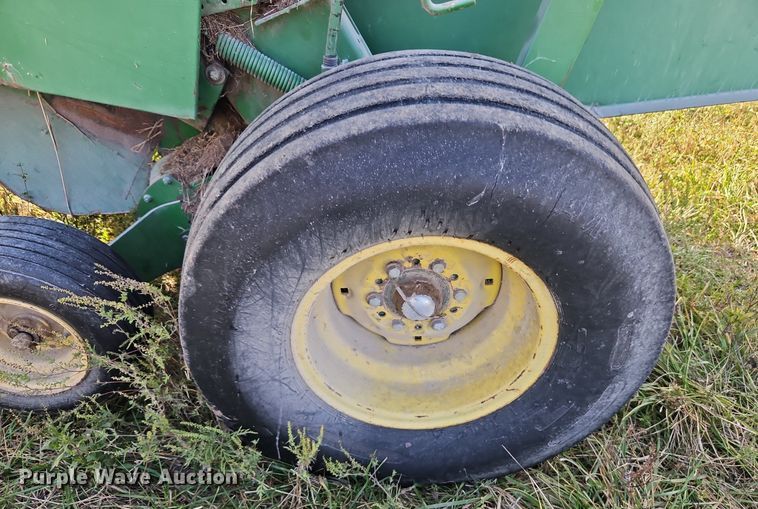 image for item LM9265 1995 John Deere 435  round baler