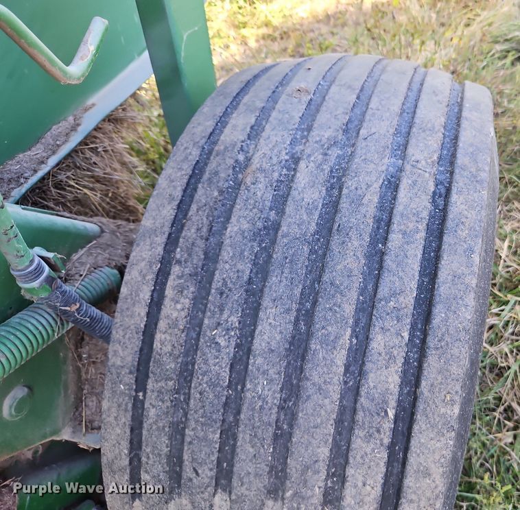 image for item LM9265 1995 John Deere 435  round baler