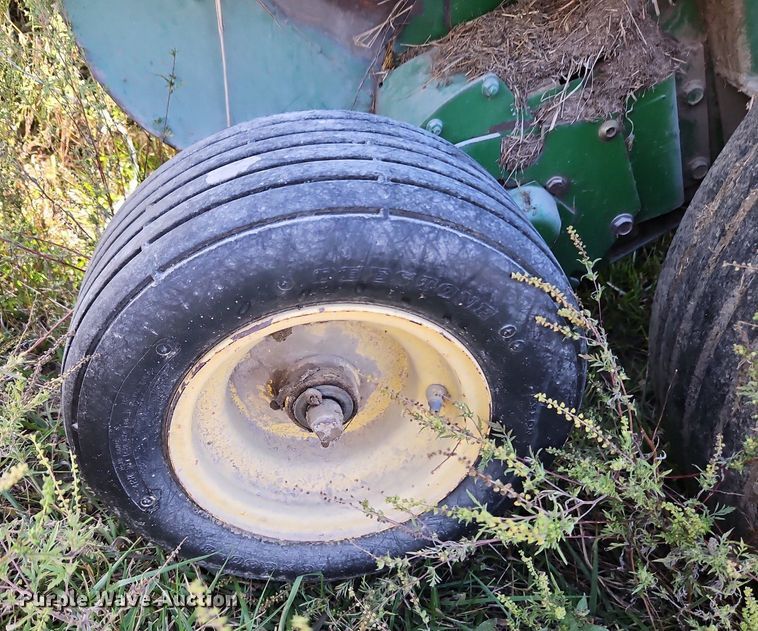 image for item LM9265 1995 John Deere 435  round baler