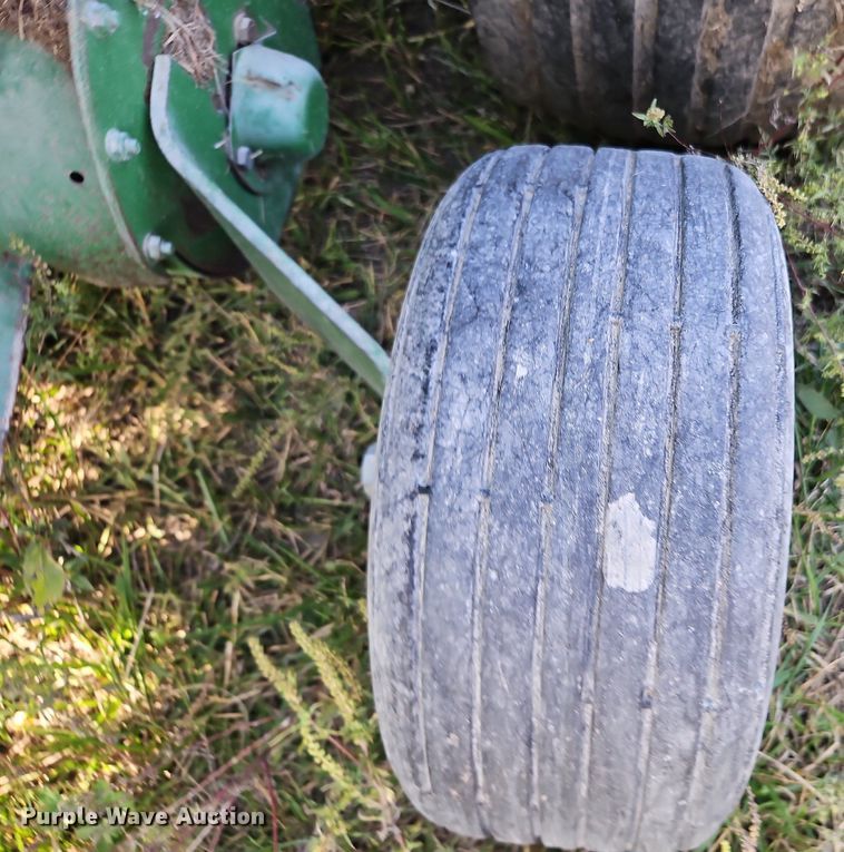 image for item LM9265 1995 John Deere 435  round baler