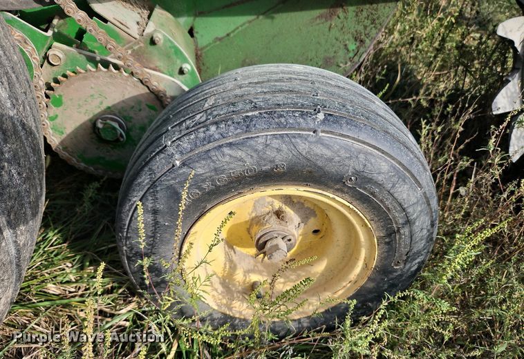 image for item LM9265 1995 John Deere 435  round baler