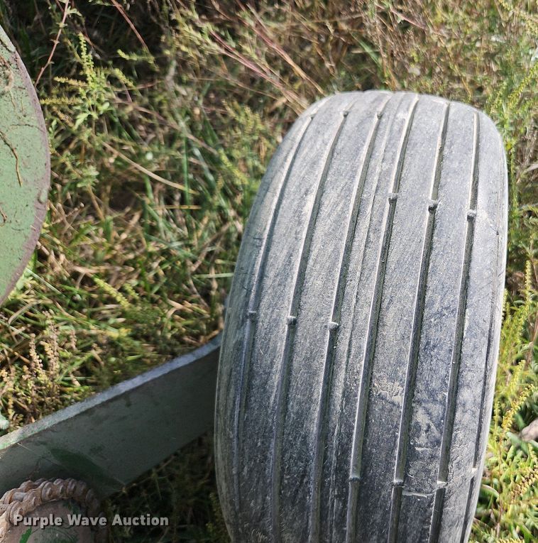 image for item LM9265 1995 John Deere 435  round baler