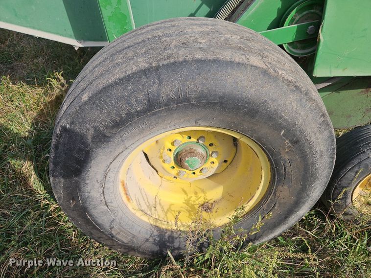 image for item LM9265 1995 John Deere 435  round baler