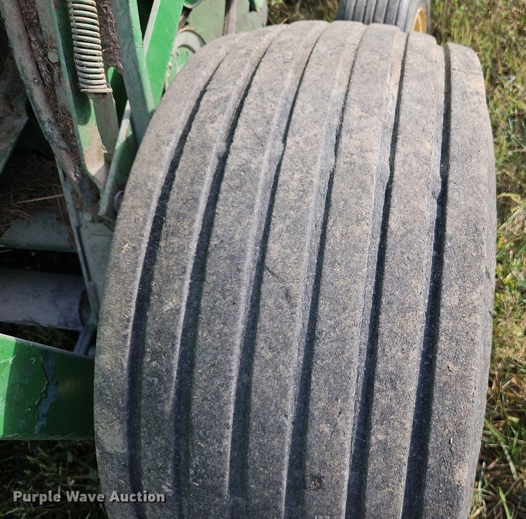 image for item LM9265 1995 John Deere 435  round baler